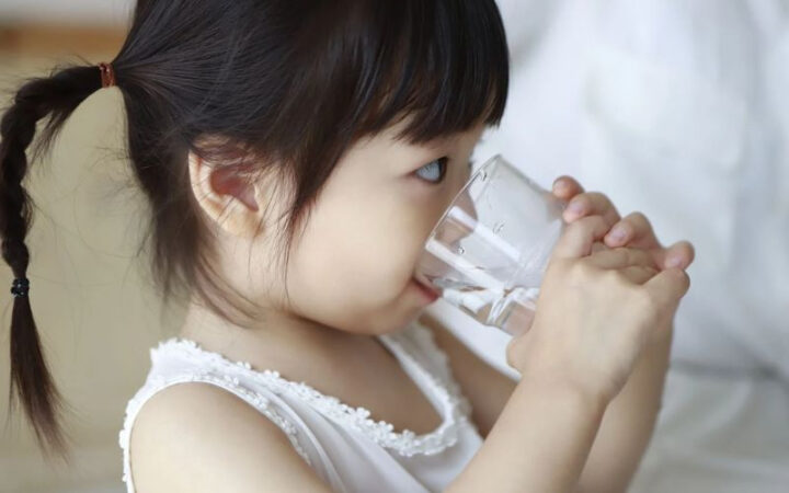 Cho trẻ uống nhiều nước là cách hạ sốt tại nhà cho bé hiệu quả