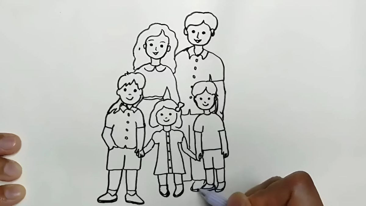 Chọn kích thước phù hợp để vẽ tranh gia đình các thành viên, đảm bảo sự cân đối