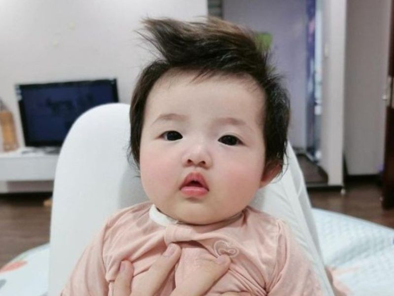 Chọn kiểu tóc phù hợp với hình dáng khuôn mặt của bé gái sơ sinh