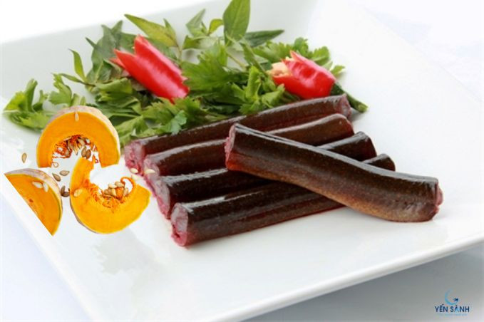 Chọn lươn tươi sống, có màu vàng bụng để nấu với bí đỏ cho bé