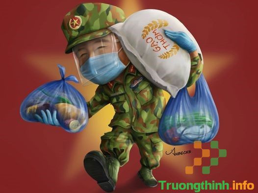 Chú bộ đội vai vác bao gạo giúp dân chống dịch