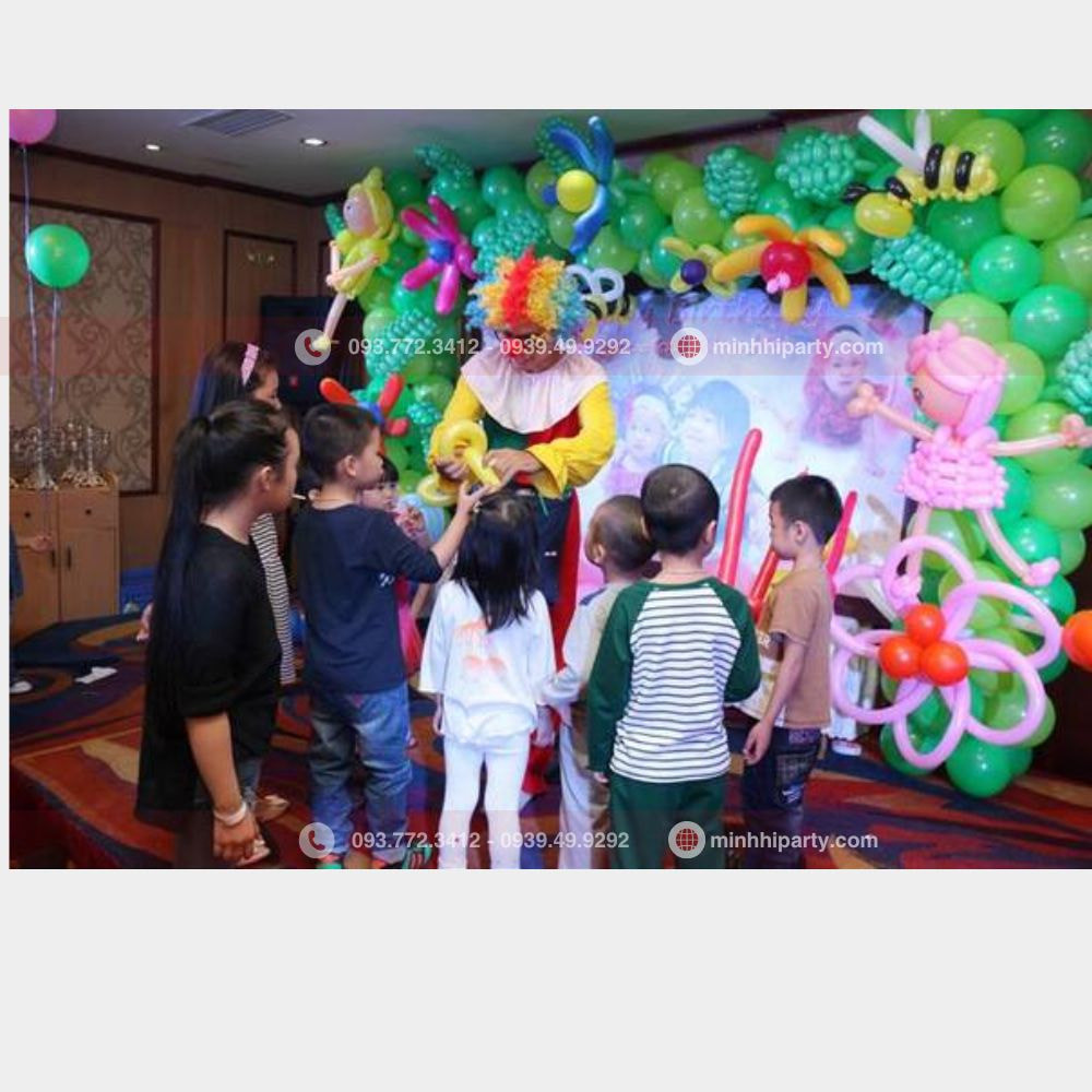 Chú hề hoạt náo tạo hình bong bóng cho các bé tại tiệc thôi nôi