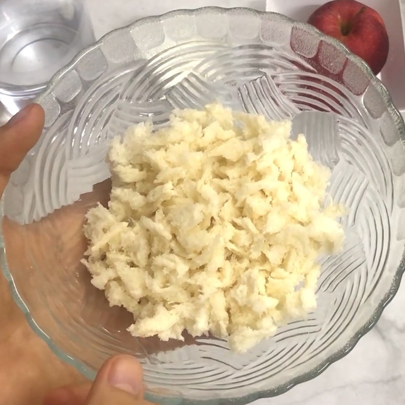 Chuẩn bị bánh mì xé nhỏ cho món cháo bánh mì táo ngon miệng