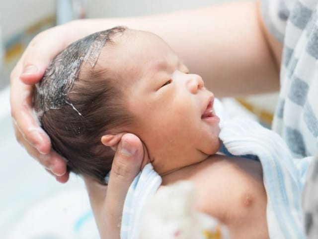 Chuẩn bị đầy đủ vật dụng cần thiết trước khi tắm cho bé 
