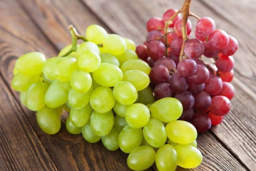 Chùm nho tươi mọng được chọn lựa để pha chế nước ép dưa hấu nho ngọt ngào