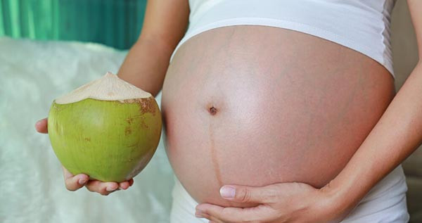 Chuyên gia giải đáp thắc mắc bà bầu bị tiểu đường thai kỳ có nên uống nước dừa