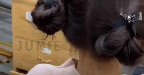 Cố định tóc lại bằng kẹp càng cua