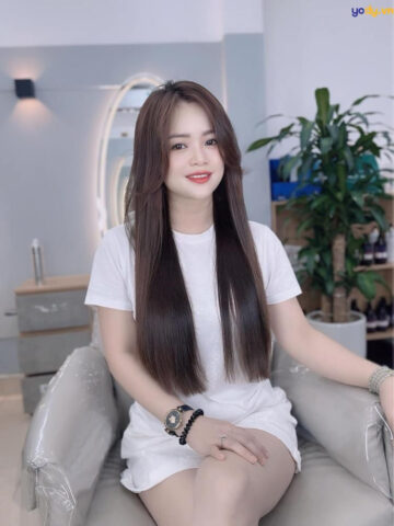 Cô gái đang chải tóc bằng lược thưa sau khi gội đầu