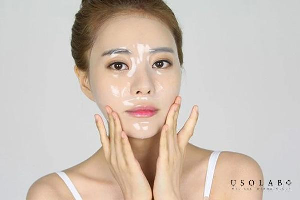 Cô gái đang dùng toner sau khi đắp mặt nạ, minh họa cách cân bằng da và hỗ trợ hấp thụ dưỡng chất