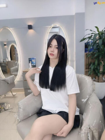 Cô gái đang được duỗi tóc tại salon chuyên nghiệp