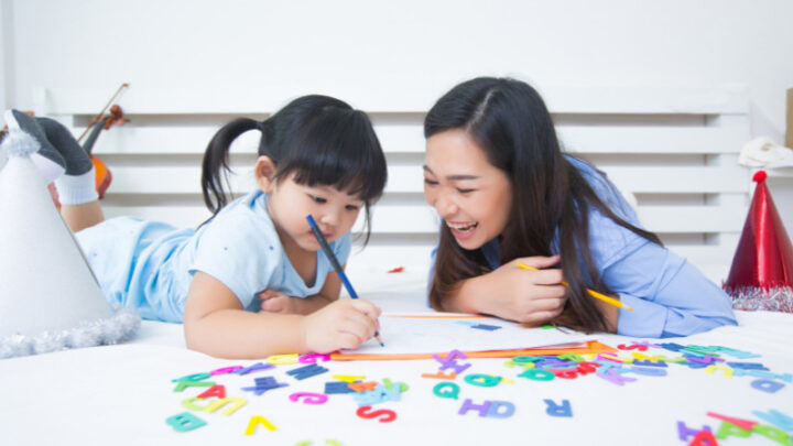 Cô giáo mầm non vui vẻ đón nhận lời chúc 20/11 bằng tiếng Anh từ các bé