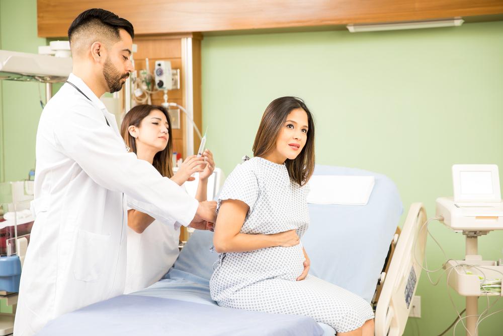 Khi nào cần đến bệnh viện khi có máu báo sinh ra nhiều hay ít
