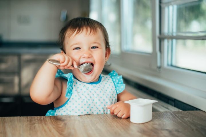 Mấy Tháng Ăn Được Sữa Chua? Hướng Dẫn Chi Tiết Cho Bé