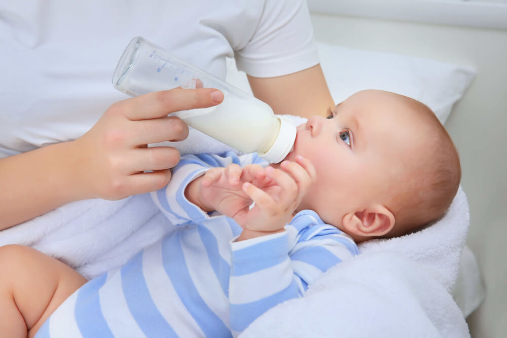 Trẻ Sơ Sinh Uống Sữa Ngoài: Hướng Dẫn Toàn Diện Cho Cha Mẹ