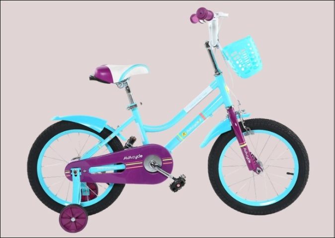 Bé tập xe đạp trẻ em AVACycle British Princess JY904-16 16 inch trên mặt phẳng, cần chú ý khi có bánh phụ