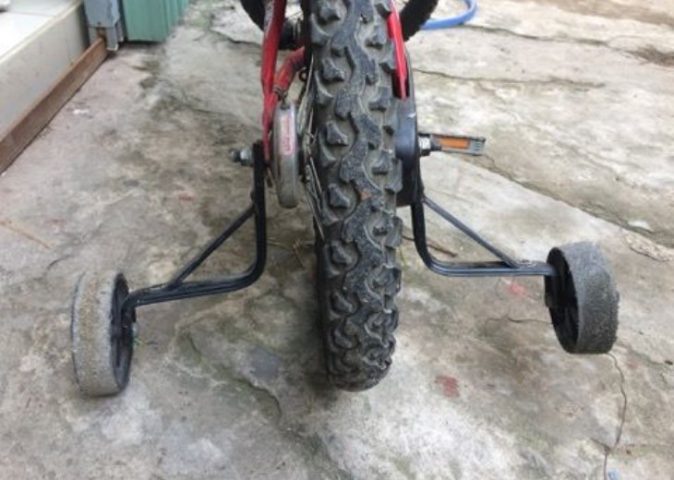 Kiểm tra bánh phụ xe đạp trẻ em trên địa hình gồ ghề sau khi lắp đặt