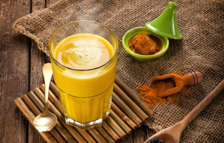 Cốc nước ấm pha tinh bột nghệ nguyên chất, đơn giản và hiệu quả trong cách uống bột nghệ để giảm cân