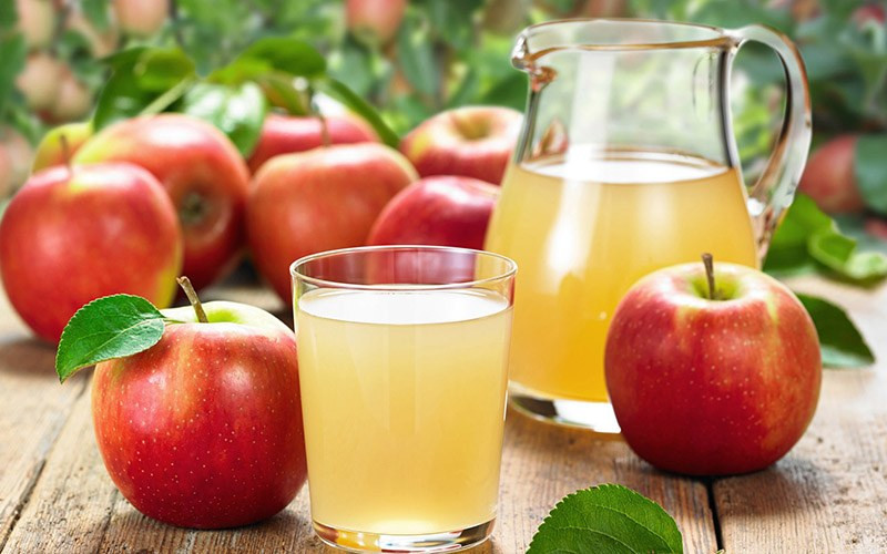 Cốc nước ép táo tươi, thức uống bổ dưỡng từ trái cây tốt cho sức khỏe của bé