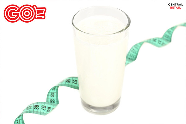 Cốc sữa tươi và đồng hồ biểu thị thời điểm lý tưởng uống sữa vào lúc nào để giảm cân hiệu quả.
