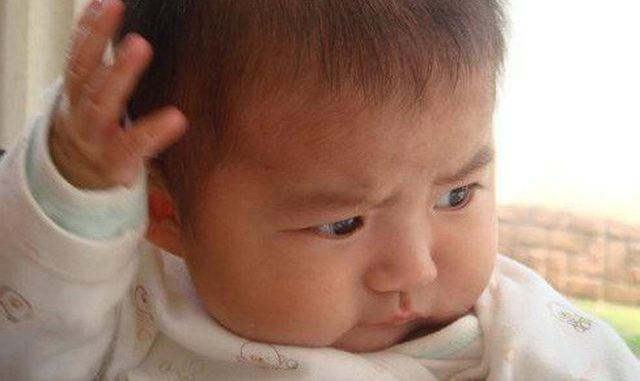 Trẻ Sơ Sinh Gãi Đầu Gãi Tai Khi Ngủ: Nguyên Nhân & Cách Xử Lý Hiệu Quả