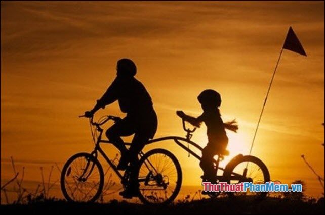 Người mẹ và con gái ôm nhau tình cảm, thể hiện sự nhớ nhung và tình cảm gia đình bền chặt.