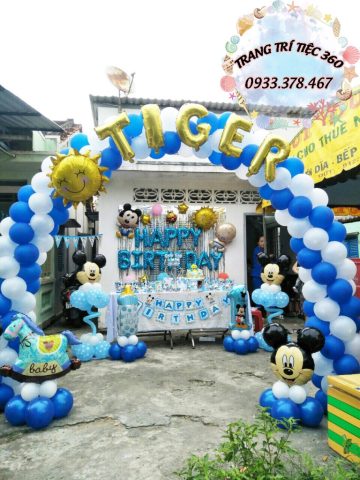 Cổng bong bóng trang trí thôi nôi cho bé trai đơn giản nhưng ấn tượng