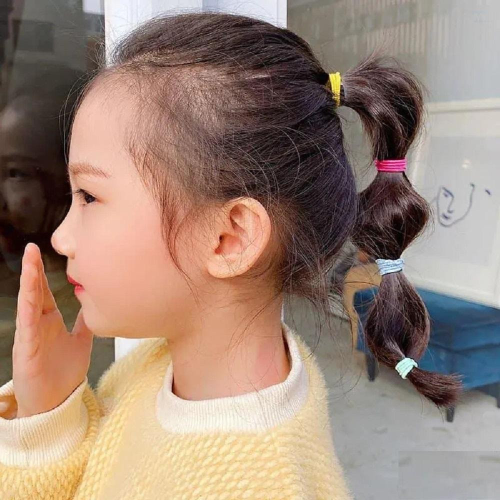 Cột tóc xoắn nửa đầu cho bé gái