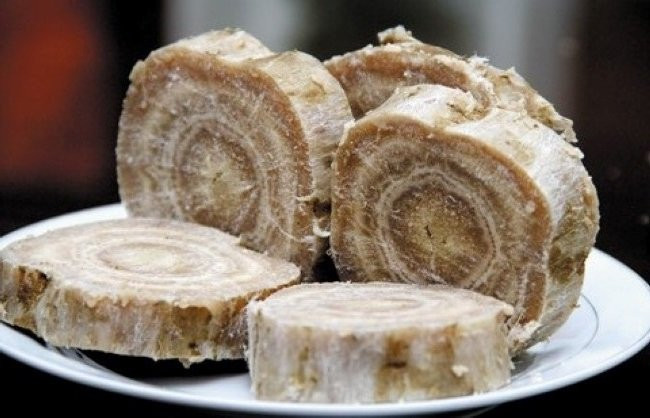 Củ sắn dây phơi khô để chế biến bột sắn dây