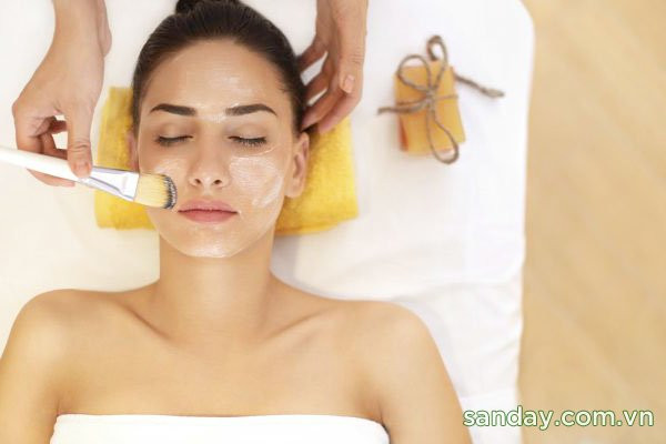đắp mặt nạ bột sắn dây trị mụn làm trắng da