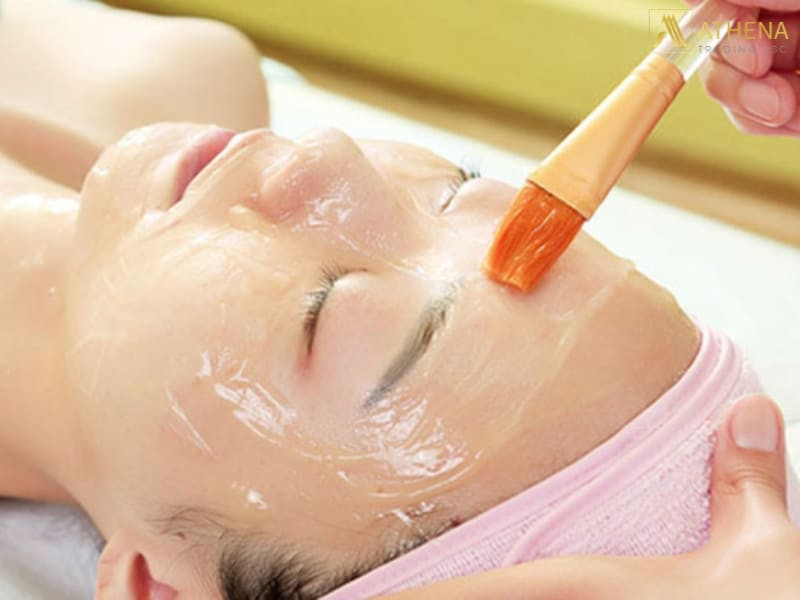 Đắp mặt nạ lòng trắng trứng gà mật ong đều lên da mặt