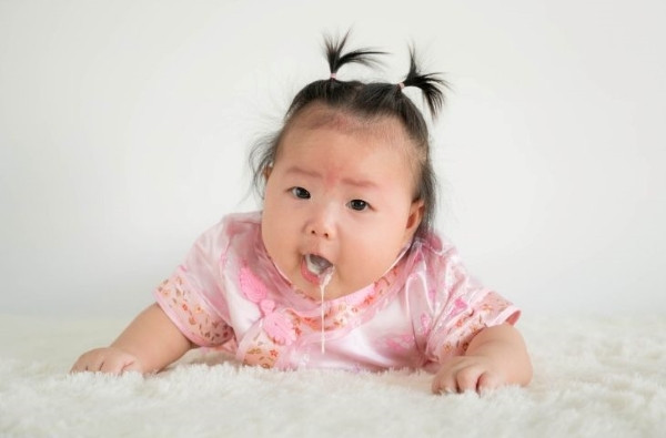 Dấu hiệu trẻ rối loạn tiêu hóa, nôn trớ thường xuyên, là cách nhận biết trẻ hợp sữa hay không