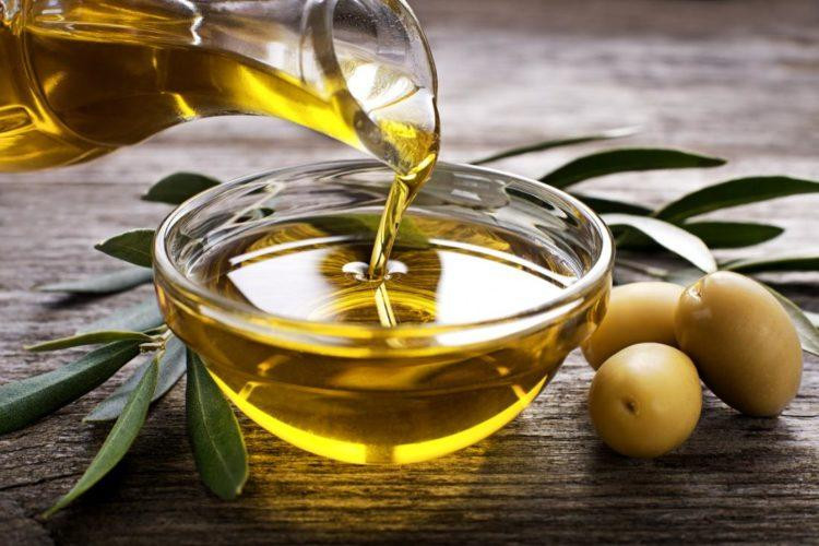 Dầu ô liu nguyên chất trong bát, một thành phần tự nhiên để làm mặt nạ tại nhà đơn giản giúp cấp ẩm và làm sạch da