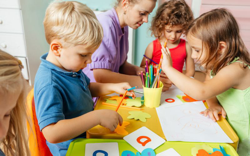 Dạy bé 3 tuổi học chữ cái qua việc tô màu và hình ảnh sinh động