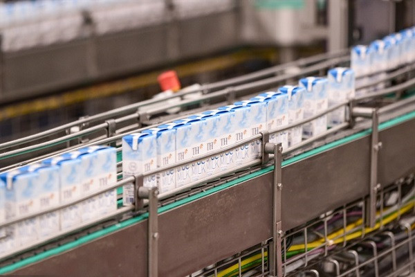Dây chuyền sản xuất sữa tươi TH True Milk tại nhà máy hiện đại, đảm bảo vệ sinh an toàn thực phẩm.