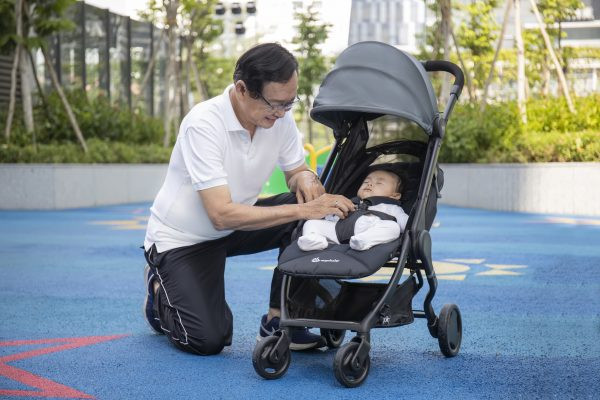 Dây đai an toàn 5 điểm của xe đẩy Ergobaby Metro mềm mại, không kích ứng da bé