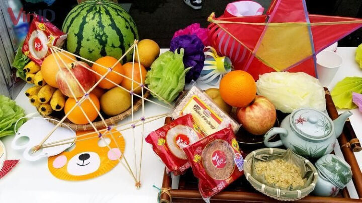 Đèn ông sao, biểu tượng của tuổi thơ và sự may mắn, là một phần không thể thiếu trong cách trang trí mâm cỗ Trung Thu truyền thống ngày xưa, mang lại ánh sáng ấm áp.