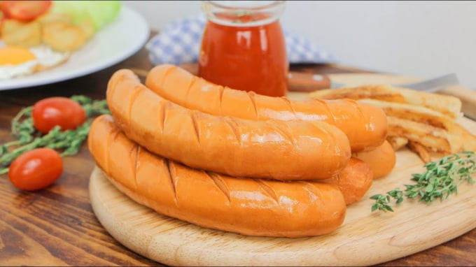 Đĩa xúc xích luộc thơm ngon, minh họa món ăn vặt phổ biến và câu hỏi liệu ăn xúc xích luộc có béo không