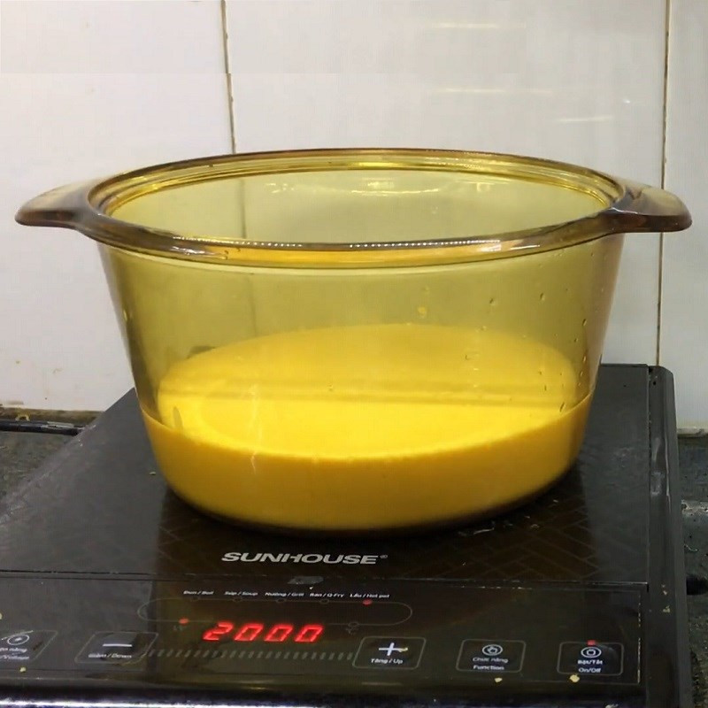 Đổ hỗn hợp sữa bí đỏ sau khi xay ra nồi để nấu