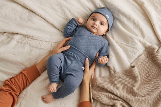 Trẻ Sơ Sinh Nên Mặc Đồ Liền Hay Đồ Rời: Lựa Chọn Tốt Nhất Cho Bé Yêu