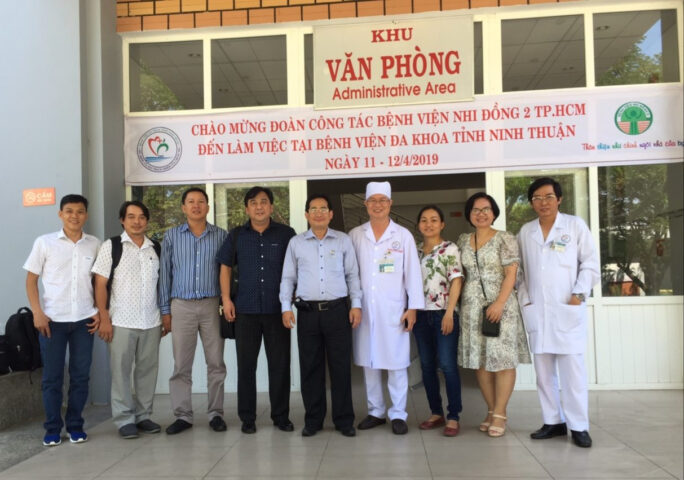 Đội ngũ y bác sĩ tại khu vực hành chính của Bệnh viện Nhi Đồng Nguyễn Du