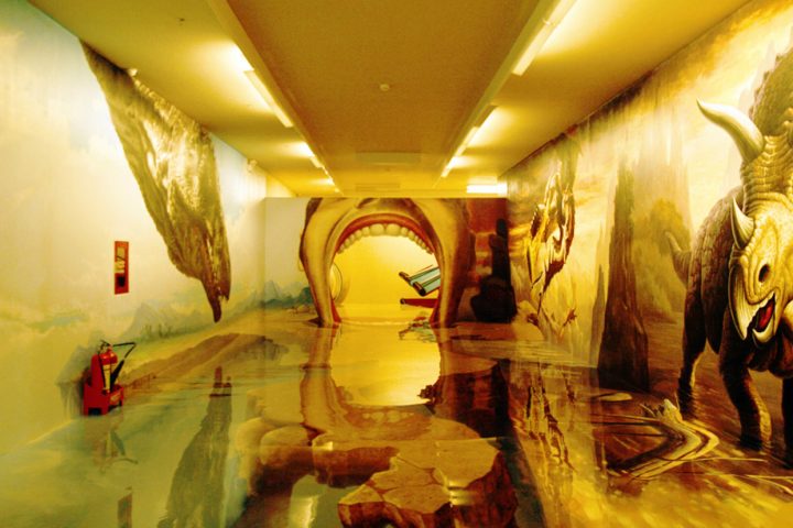 Du khách vui vẻ tại Bảo Tàng Tranh 3D Artinus, một trong những khu vui chơi ở Sài Gòn được yêu thích