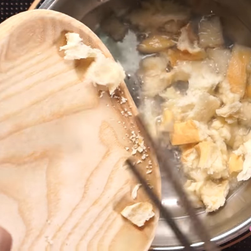 Đun nước sôi chuẩn bị nấu cháo bánh mì chuối cho bé ăn dặm