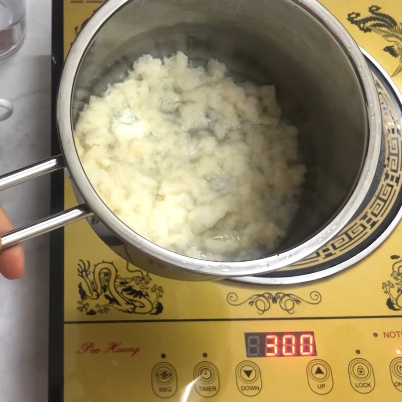 Đun nước sôi trước khi cho bánh mì vào nấu cháo bánh mì táo cho bé