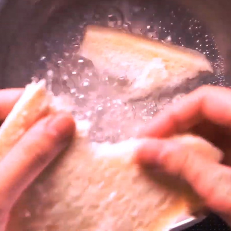 Đun sôi nước để nấu cháo bánh mì cà rốt, đảm bảo vệ sinh cho bé