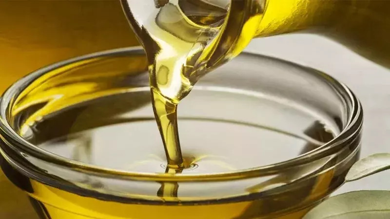 Dùng dầu ăn hoặc dầu olive để bôi trơn và gỡ kẹo cao su dính tóc