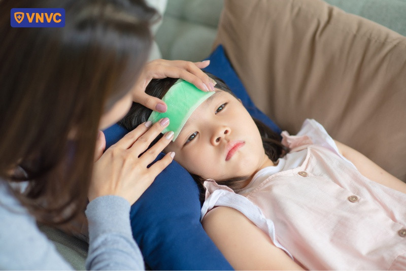 Dùng rau diếp cá hỗ trợ hạ sốt cho trẻ
