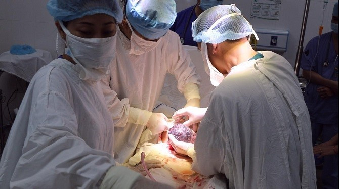 Ekip y bác sĩ Bệnh viện Phụ sản Hạnh Phúc thực hiện ca mổ phức tạp