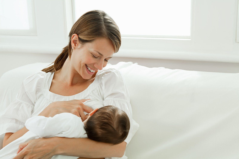 Em bé 1 tháng tuổi đang bú bình trong giấc ngủ, minh họa hoạt động ăn trong phương pháp luyện Easy