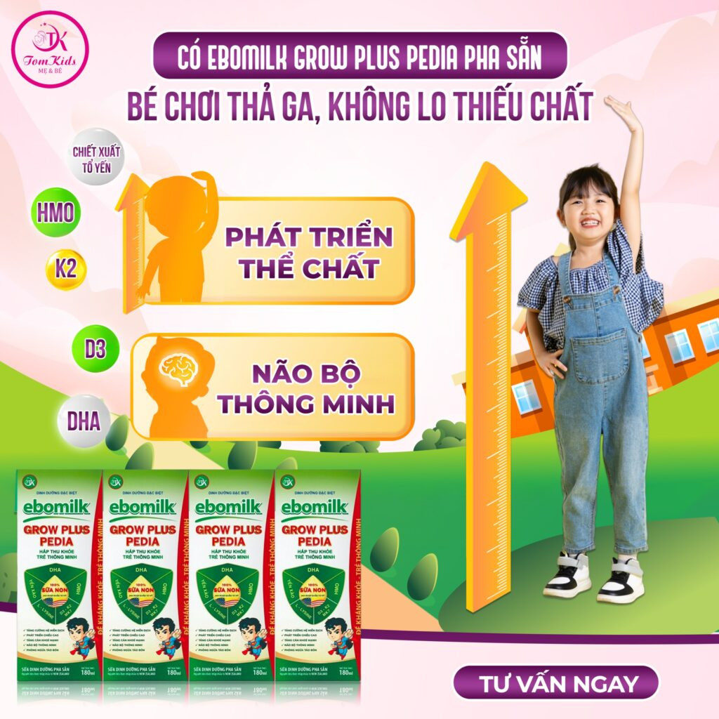 Em bé 1 tuổi đang uống sữa tươi vui vẻ, minh họa cho việc lựa chọn sữa tươi phù hợp cho trẻ
