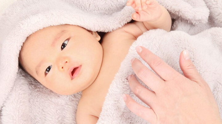 Biểu hiện của trẻ 3 tháng tuổi thông minh: Dấu hiệu và cách phát triển tối ưu